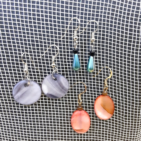 Earrings Lot of 3 Pairs Beaded and Lucite Faux Shell - Picture 6 of 7